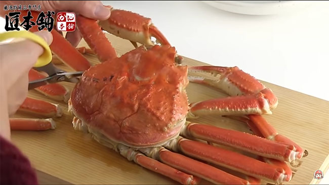 カニの脚を切り離す